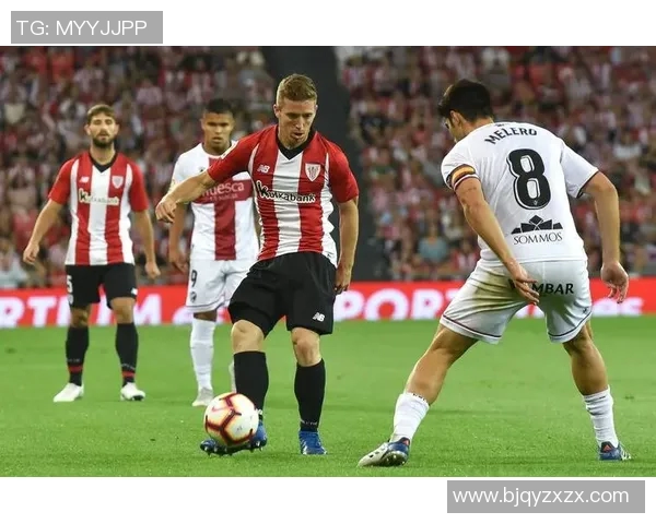 法国与丹麦足球明星同框合影展现友谊与竞技精神的精彩瞬间